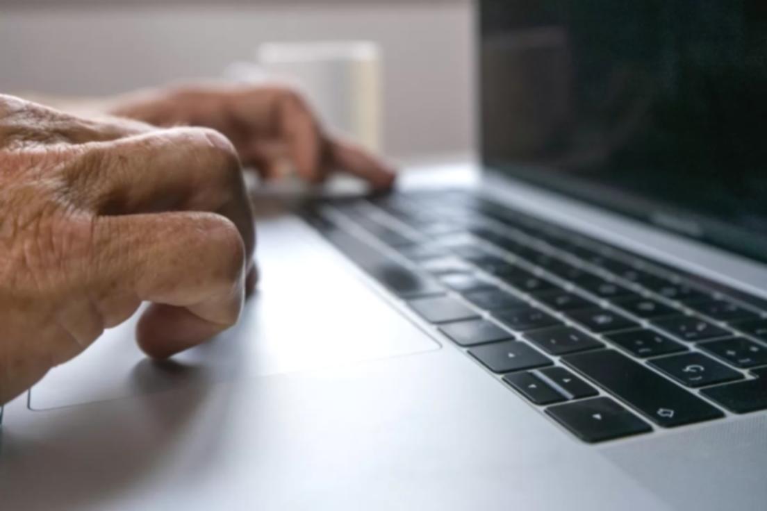 Zespół cyxokeo przy pracy nad automatycznym raportem finansowym